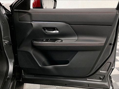 New 2026 Nissan Kicks SR w/ Cold Weather Package FWD image 32