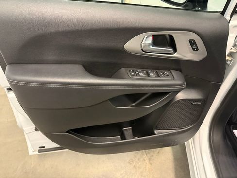 Used 2023 Chrysler Pacifica Limited w/ Uconnect Theater Family Group AWD/4WD image 21