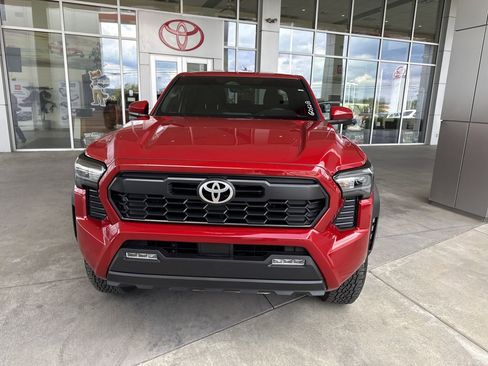 Certified 2025 Toyota Tacoma TRD Off-Road AWD/4WD image 6