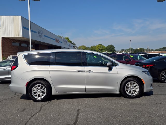 Used 2022 Chrysler Voyager LX FWD image 2