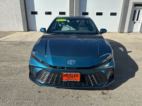 Used 2025 Toyota Camry SE image 3