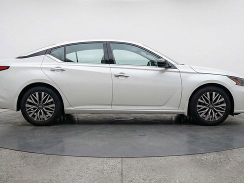Used 2025 Nissan Altima 2.5 SV image 11