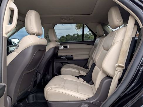 Used 2020 Ford Explorer Platinum w/ Premium Technology Package AWD/4WD image 18