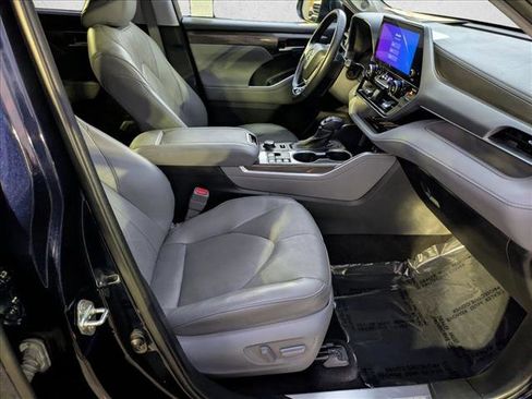 Used 2023 Toyota Highlander Platinum image 21