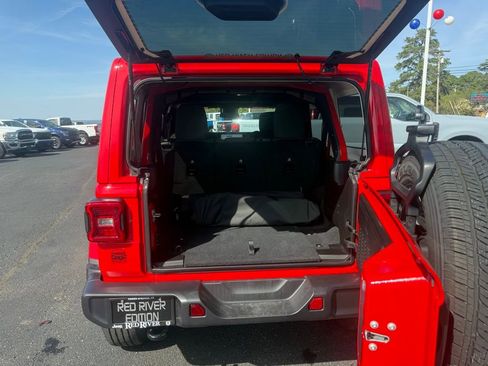 Used 2025 Jeep Wrangler Sahara image 14