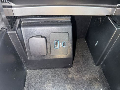 Used 2022 Ford Explorer XLT w/ Equipment Group 202A AWD/4WD image 19