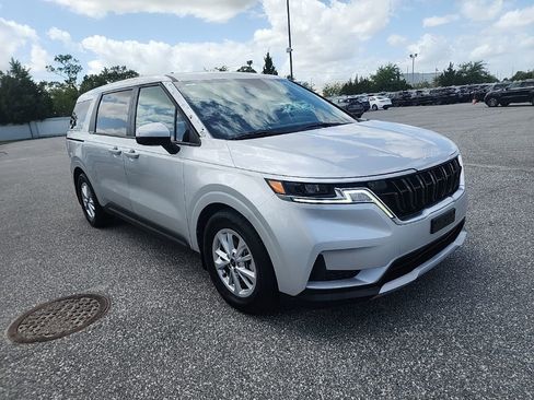 Used 2022 Kia Carnival LX image 4