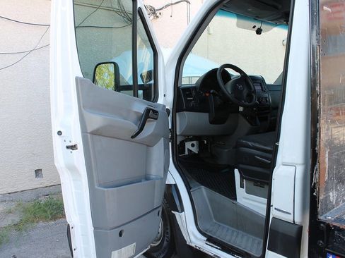 Used 2014 Mercedes-Benz Sprinter 3500 image 26