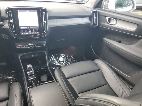 Certified 2025 Volvo XC40 B5 Plus AWD/4WD image 15