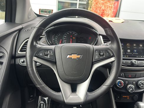 Used 2018 Chevrolet Trax LT w/ LT Convenience Package image 2
