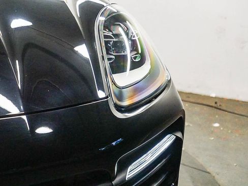 Used 2022 Porsche Cayenne Platinum Edition image 7