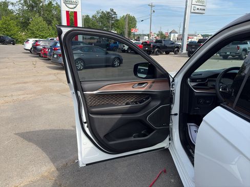 Used 2025 Jeep Grand Cherokee L Summit w/ Advanced Protech Group IV AWD/4WD image 19