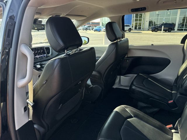 Used 2023 Chrysler Pacifica Touring-L FWD image 25