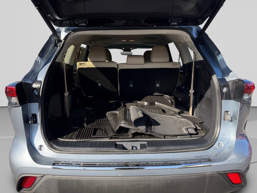 Used 2021 Toyota Highlander XLE AWD/4WD image 19