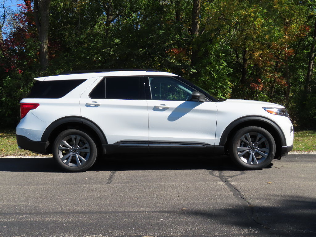 Used 2021 Ford Explorer XLT w/ Equipment Group 202A AWD/4WD image 2