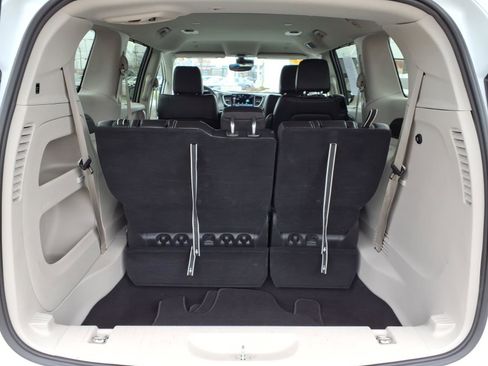 Used 2024 Chrysler Pacifica Touring-L image 12