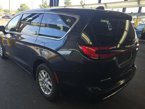 Used 2023 Chrysler Pacifica Touring-L image 5