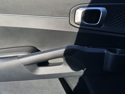 Used 2023 Kia Sorento LX image 31