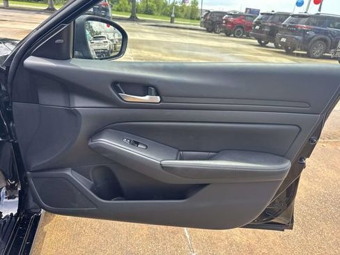 Used 2025 Nissan Altima 2.5 SV FWD image 48