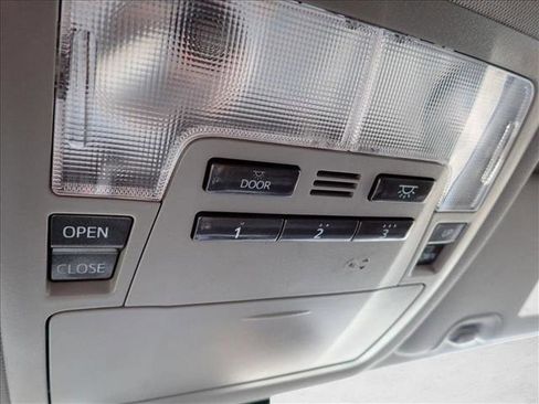 Used 2018 Toyota Highlander SE image 27