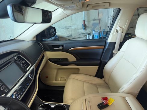 Used 2017 Toyota Highlander Limited AWD/4WD image 32