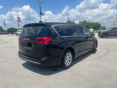 Used 2023 Chrysler Pacifica Touring-L FWD image 8