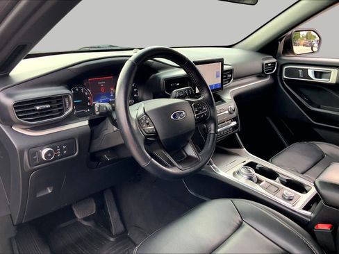 Used 2020 Ford Explorer XLT w/ Equipment Group 202A AWD/4WD image 17
