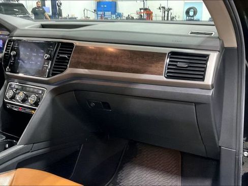 Used 2018 Volkswagen Atlas SEL Premium image 16