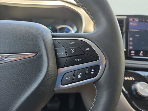 Used 2024 Chrysler Pacifica Select FWD image 29