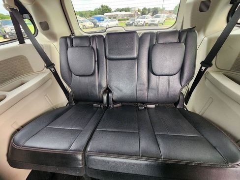 Used 2014 Chrysler Town & Country Touring FWD image 21