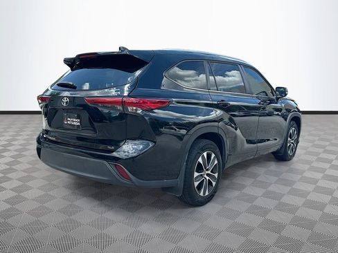 Used 2023 Toyota Highlander XLE FWD image 6
