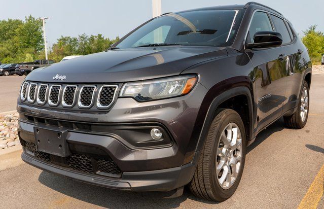 Used 2023 Jeep Compass Latitude AWD/4WD image 1