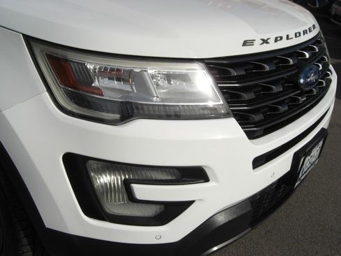 Used 2017 Ford Explorer XLT w/ Equipment Group 202A image 3
