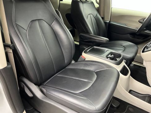 Used 2024 Chrysler Pacifica Touring-L FWD image 24
