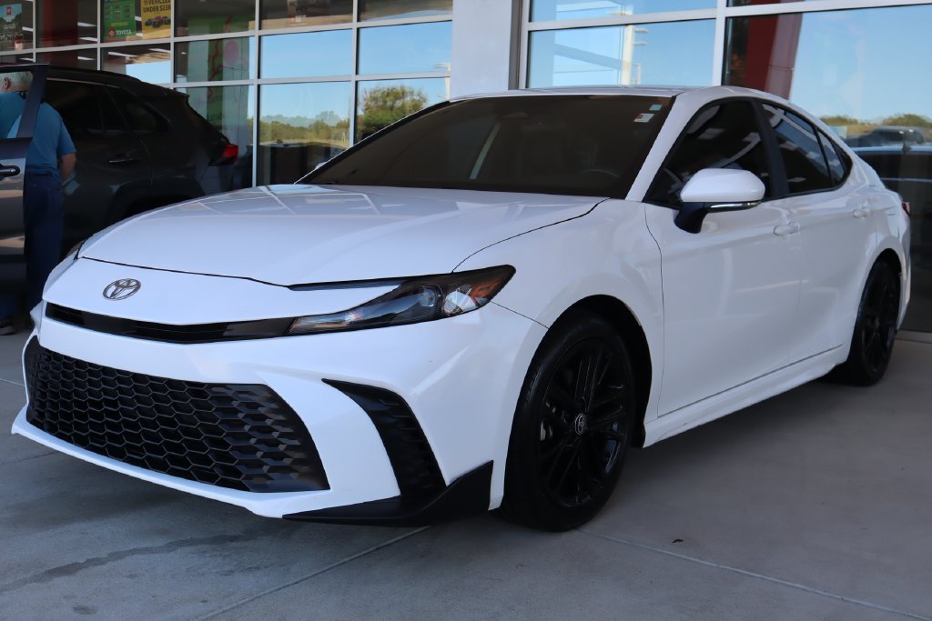 Used 2025 Toyota Camry SE FWD image 3