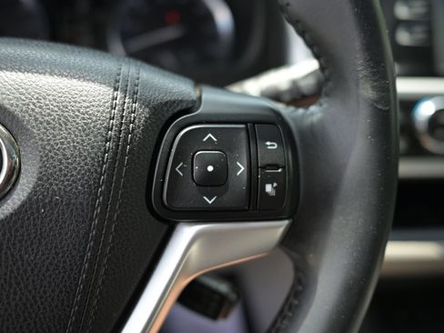 Used 2015 Toyota Highlander XLE AWD/4WD image 32