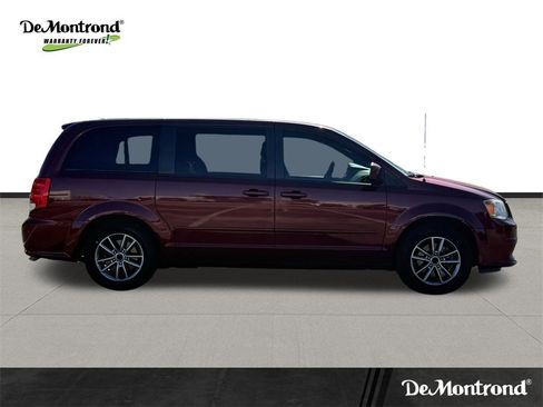 Used 2017 Dodge Grand Caravan SE image 4