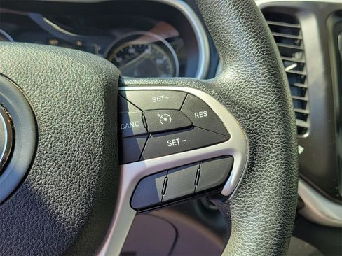 Used 2014 Jeep Cherokee Sport image 17