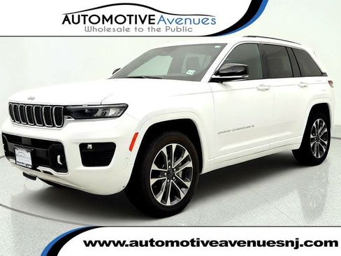 Used 2022 Jeep Grand Cherokee Overland w/ Luxury Tech Group IV AWD/4WD image 1