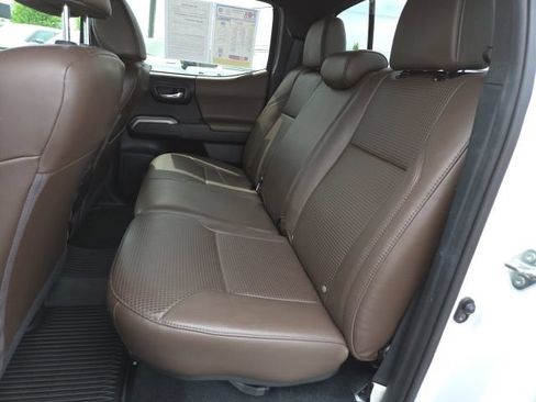 Used 2017 Toyota Tacoma Limited w/ Tow Package AWD/4WD image 11