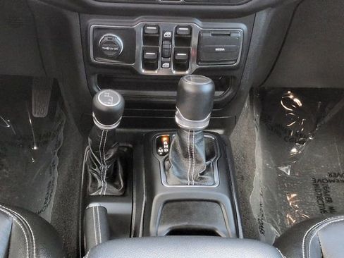 Used 2021 Jeep Gladiator Overland w/ Popular Equipment Package AWD/4WD image 18