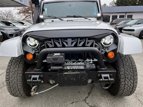 Used 2012 Jeep Wrangler Unlimited Sahara image 3