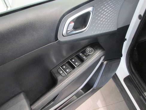 Used 2025 Kia Soul LX w/ LX Technology Package image 24