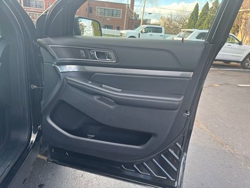 Used 2018 Ford Explorer XLT image 30