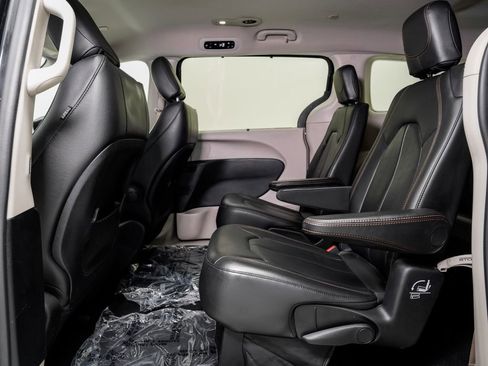 Used 2018 Chrysler Pacifica Touring-L FWD image 23