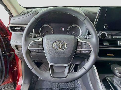 Used 2023 Toyota Highlander XLE AWD/4WD image 35