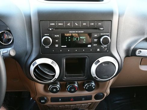 Used 2018 Jeep Wrangler Unlimited Rubicon w/ Connectivity Group AWD/4WD image 53