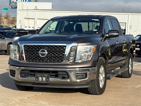 Used 2018 Nissan Titan SV image 4