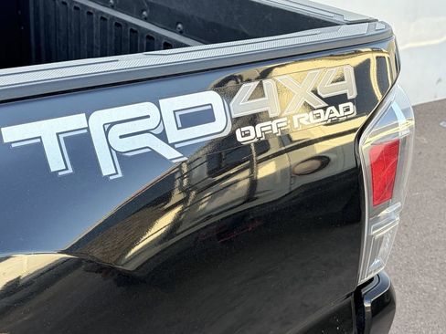 Used 2020 Toyota Tacoma TRD Off-Road w/ Technology Package AWD/4WD image 9