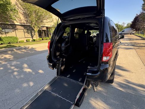 Used 2019 Dodge Grand Caravan GT FWD image 2